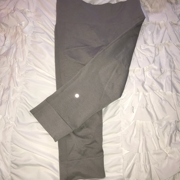 lululemon athletica Pants - LULULEMON CROPPED LEGGINGS